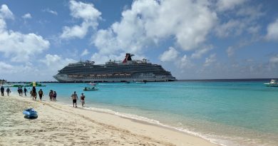 Carnival Horizon in front of beach in Grand Turk