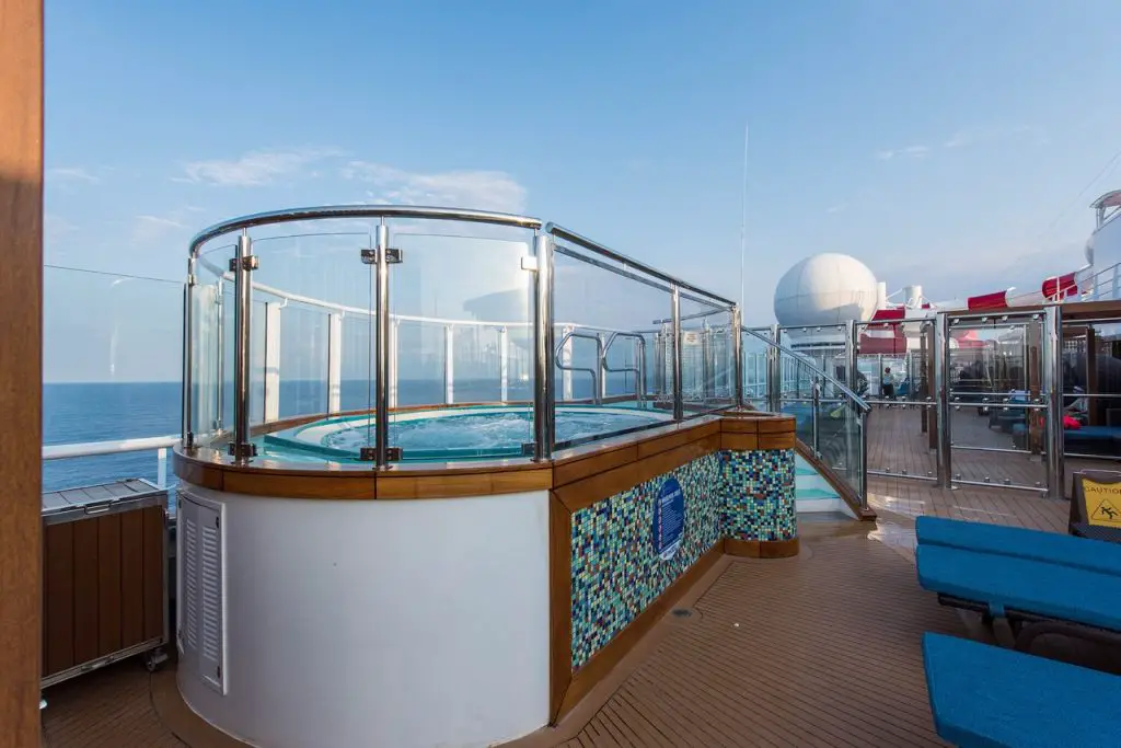 Hot tub with high glass on a cruise ship