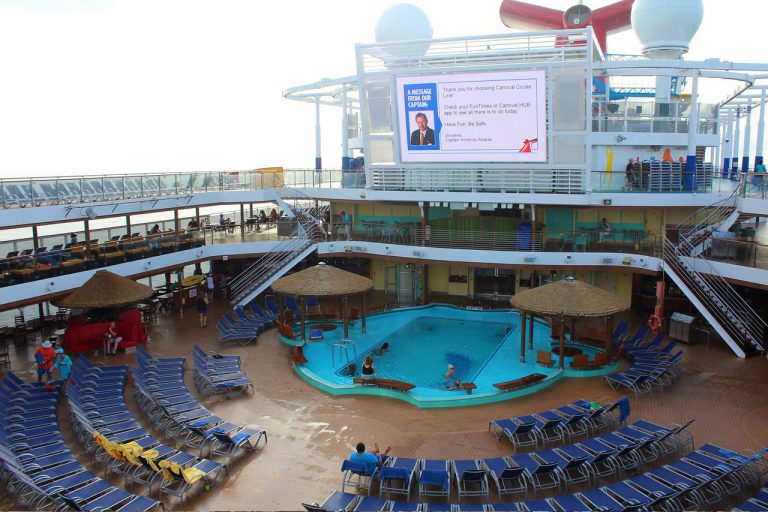 Lido Deck Pool on the Carnival Horizon