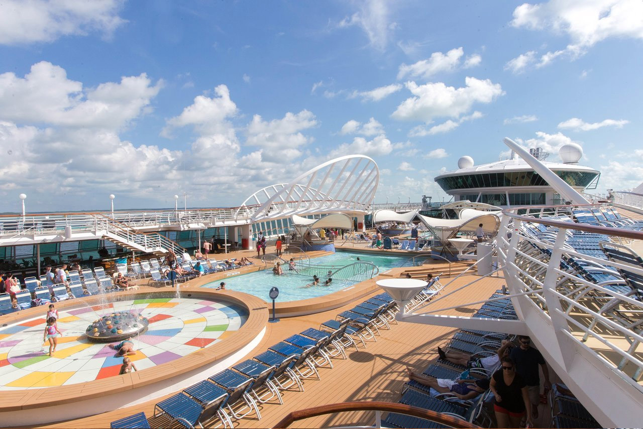 The main pool and kids splash area on Royal Caribbeans Enchantment of the Seas