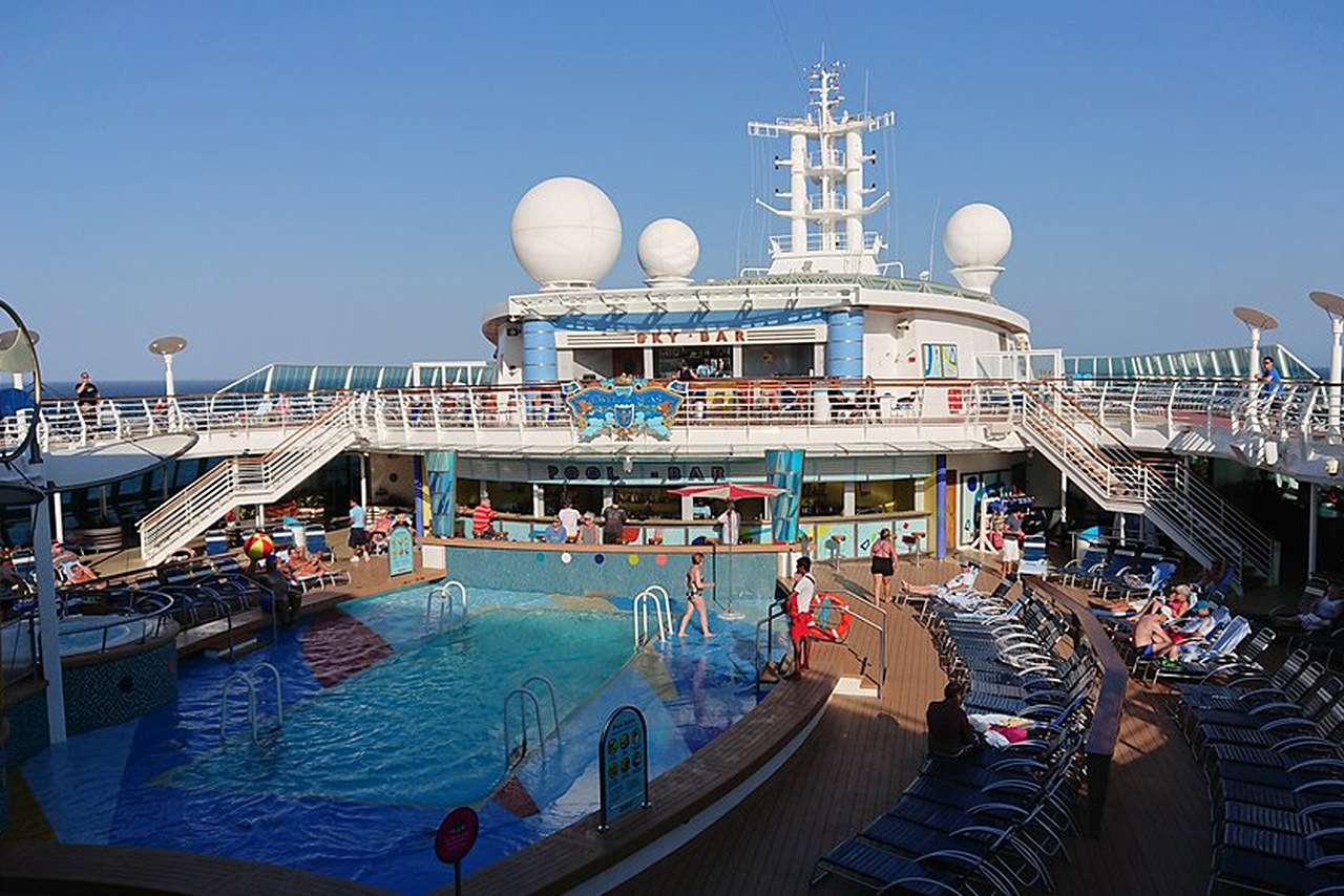 The main pool on Royal Caribbeans Jewel of the Seas