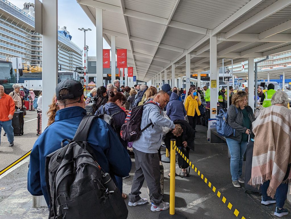 Smith Cruise Terminal Seattle - outdoor line