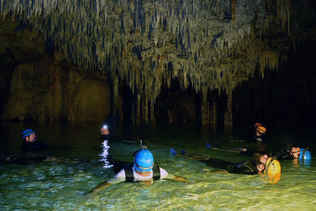 rio secreto floating people