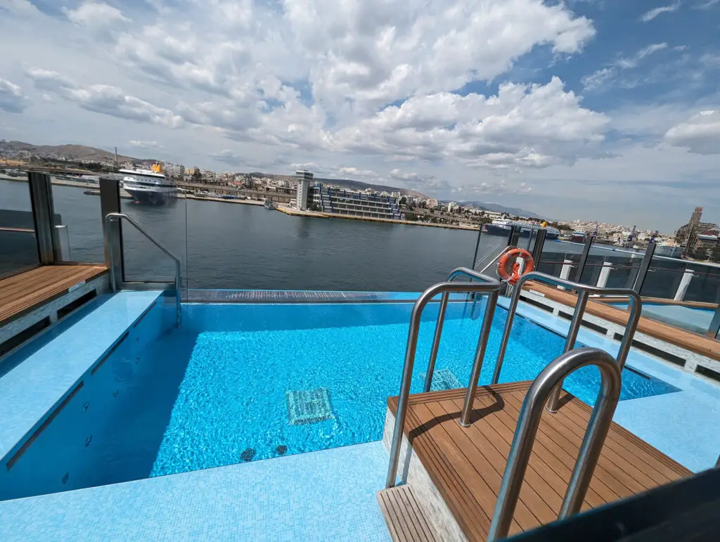 infinity pool on norwegian viva