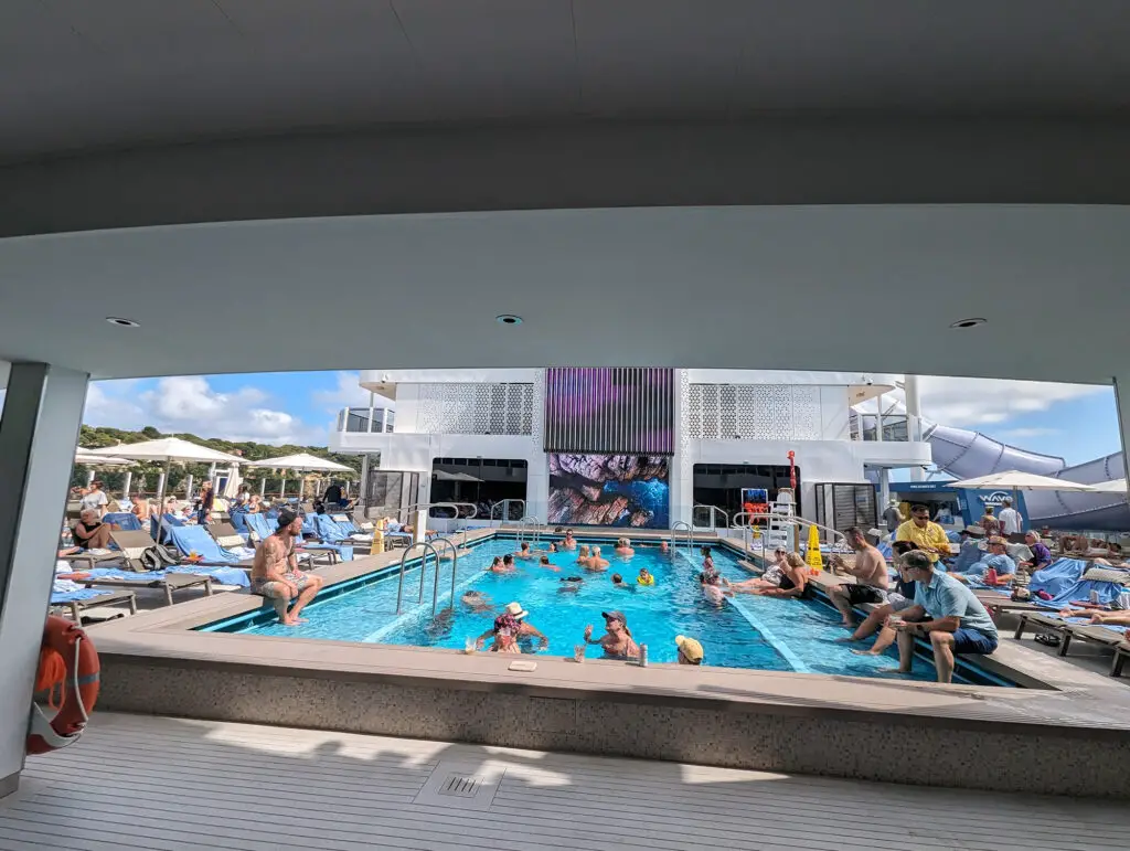 norwegian viva main pool on a sea day