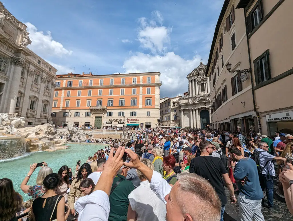 trevi fountain crowd