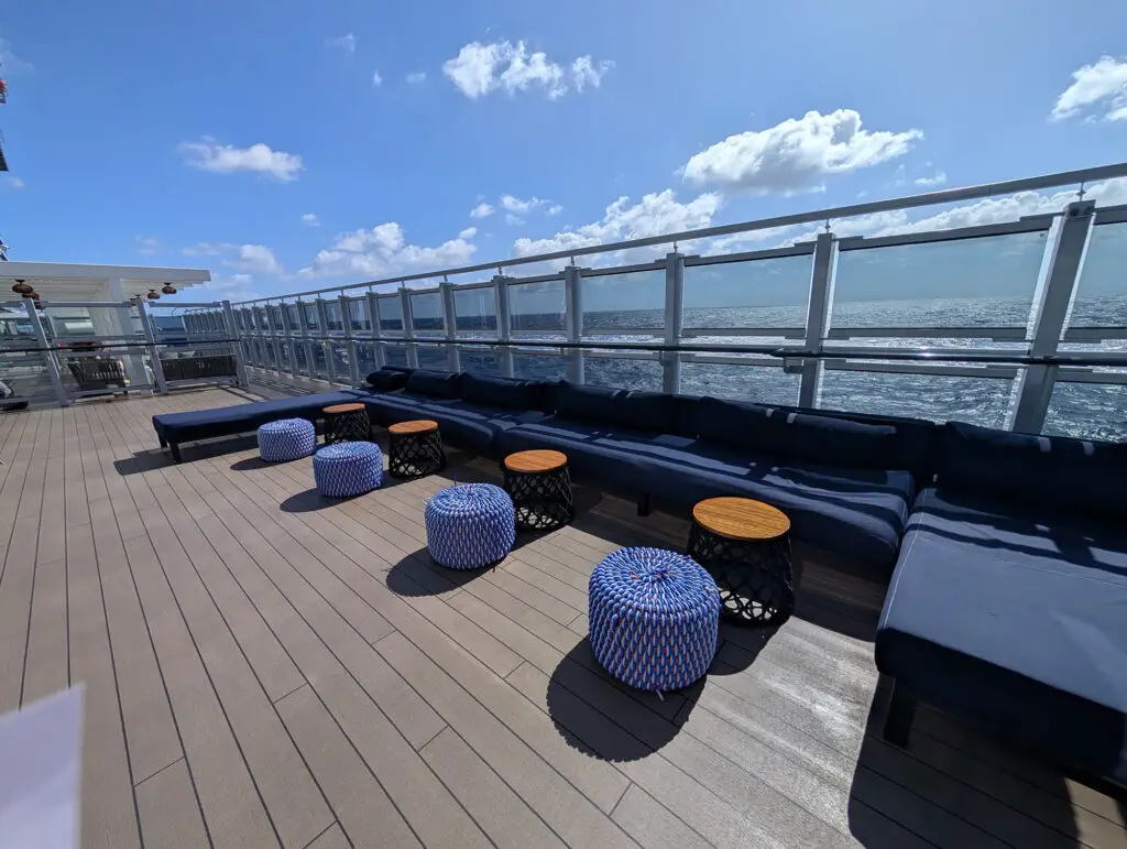 promenade seating on valiant lady