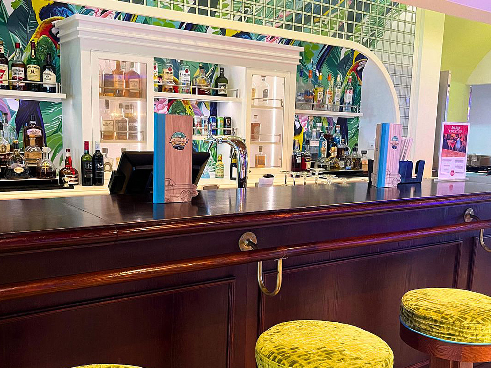 Margaritaville at Sea's Havana Daydreamin' Sports Bar and Lounge