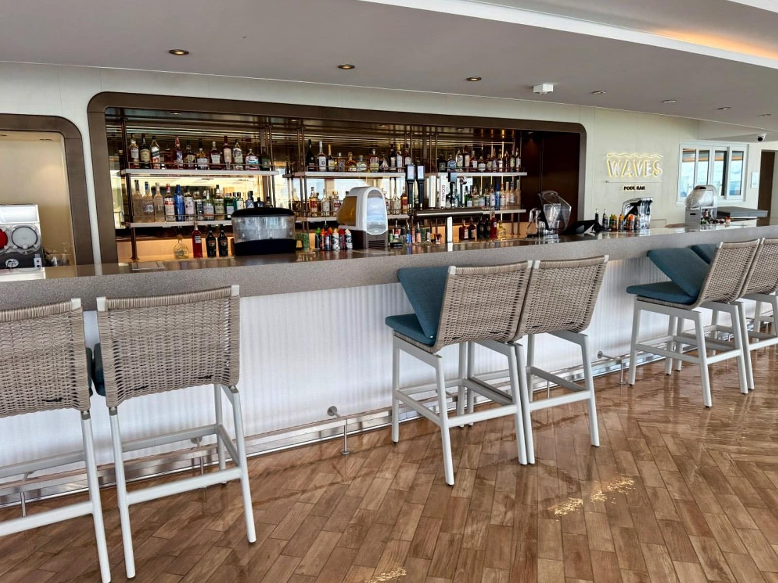 Norwegian's Waves Pool Bar