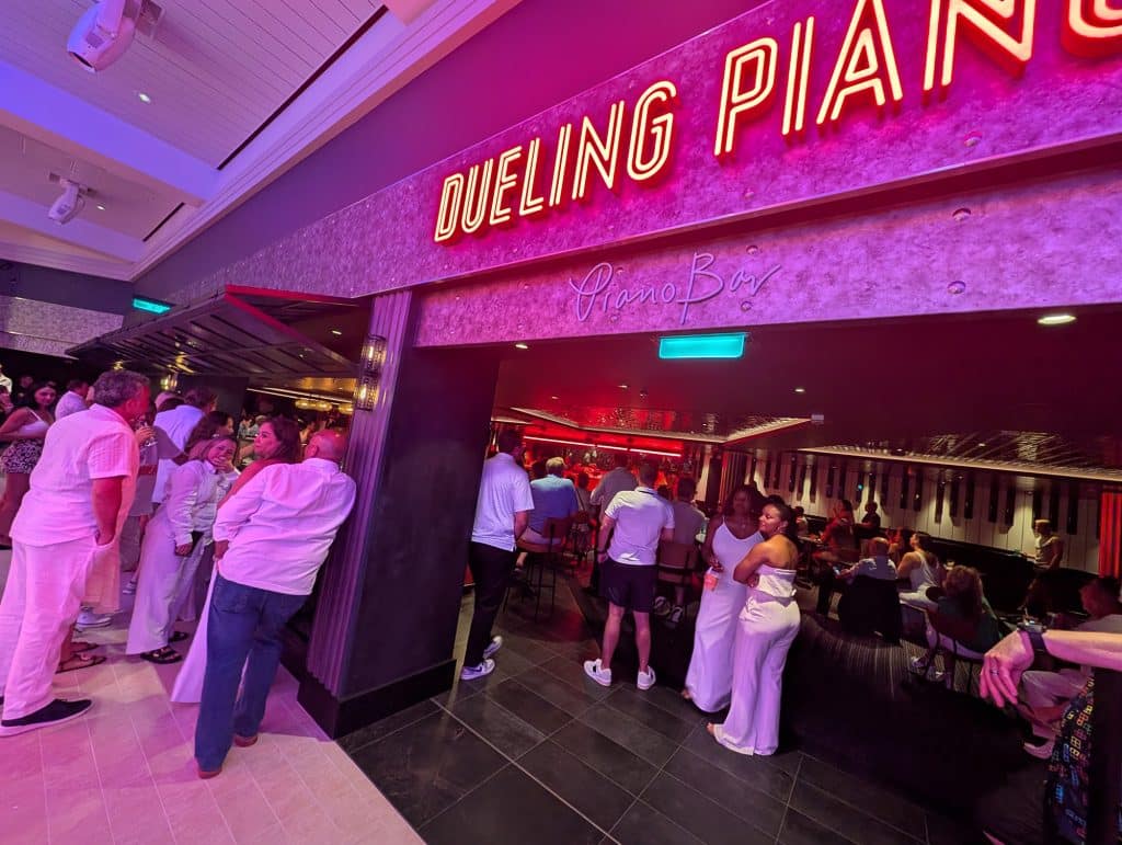 dueling pianos bar outside