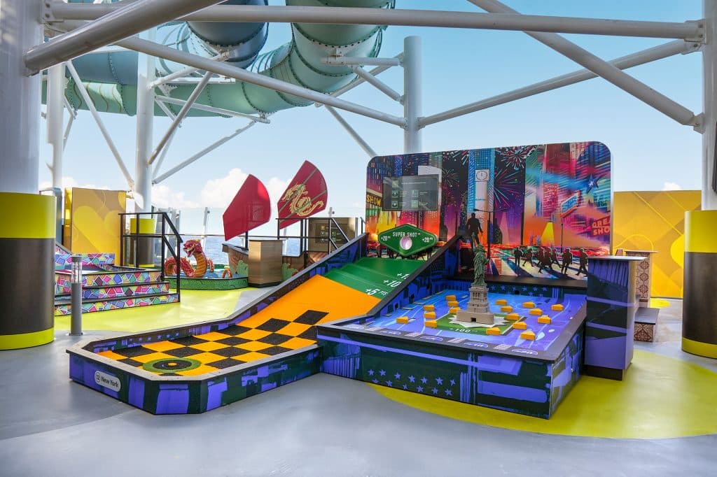 teetime mini golf on norwegian luna