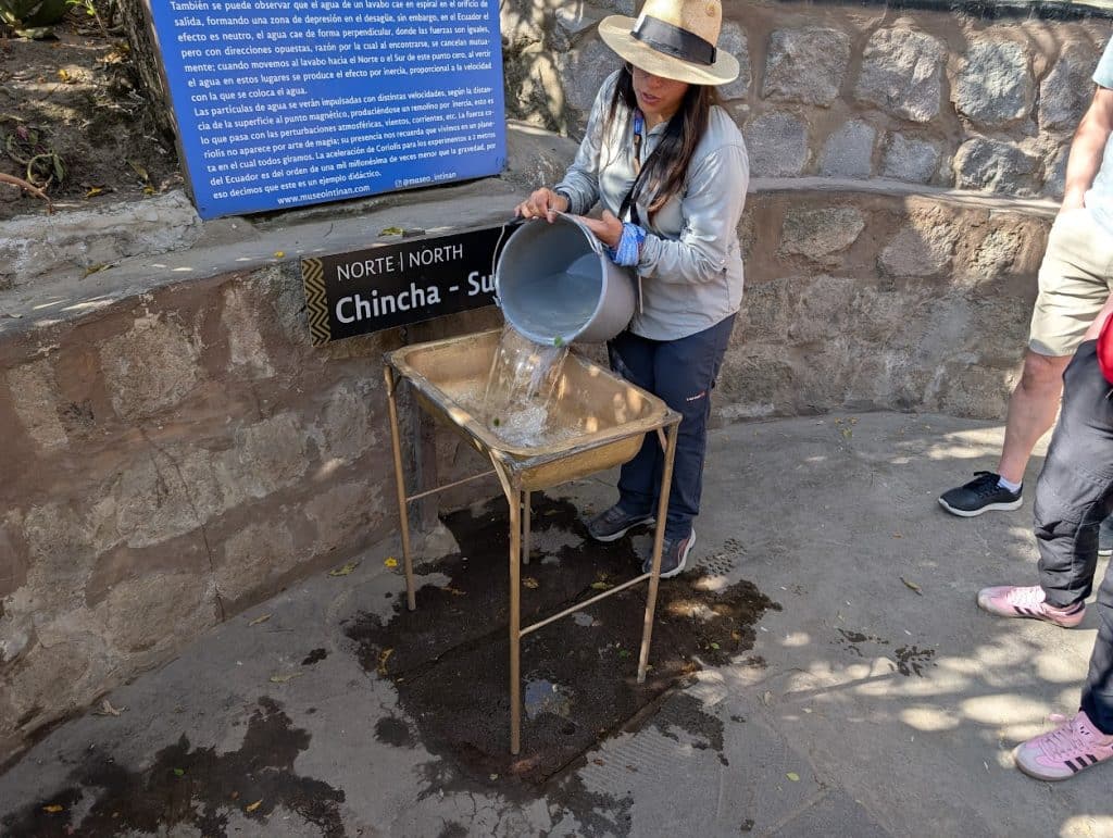 intinan equator museum water experiment