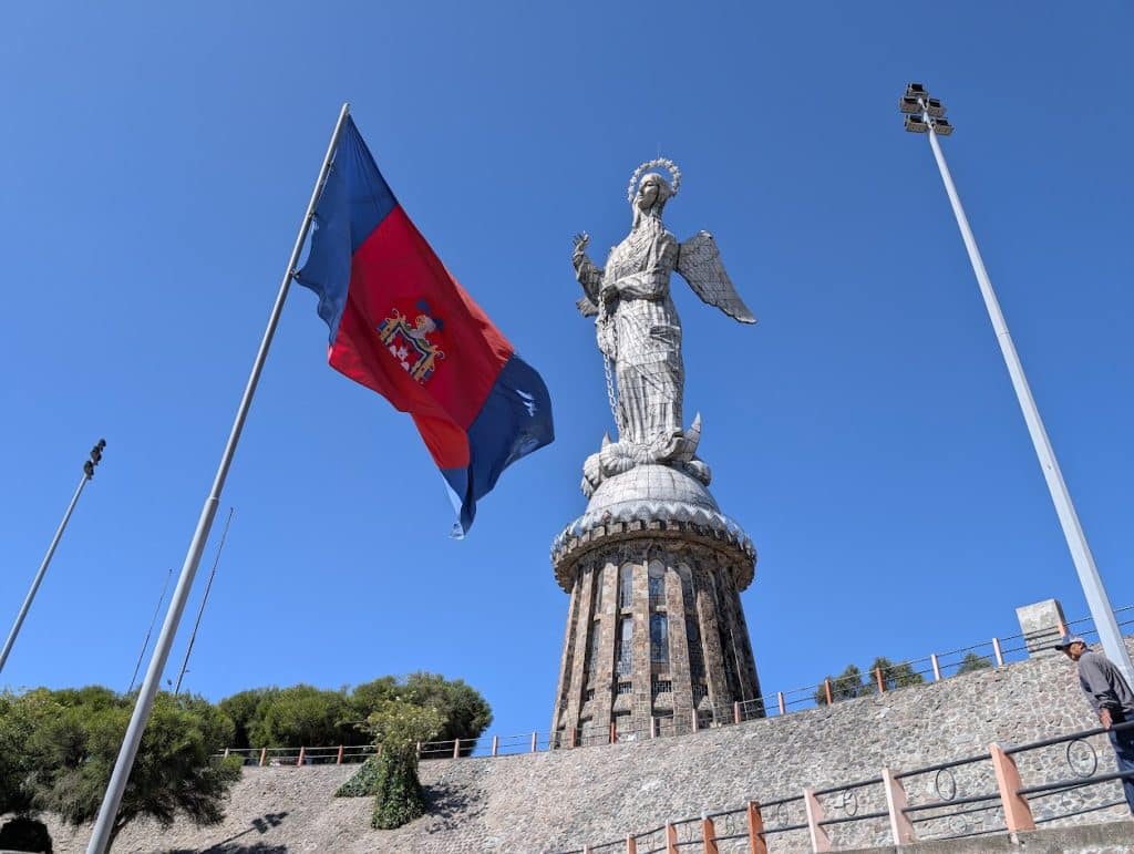 virgin of el panecillo statue